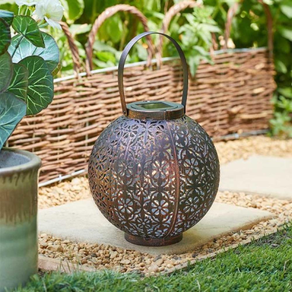 Solarleuchte unbeleuchtet im Garten